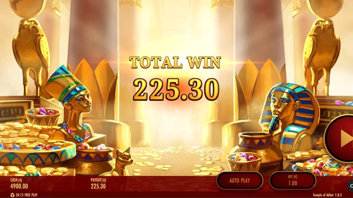 Tampilan visual mistis dari slot Temple of Akhet dengan latar belakang piramida dan langit malam.